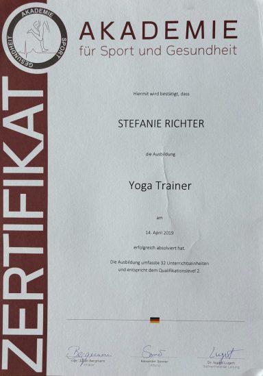 Zertifikat für Yoga Trainer von der Akademie für Sport und Gesundheit, ausgestellt auf Stefanie Richter.